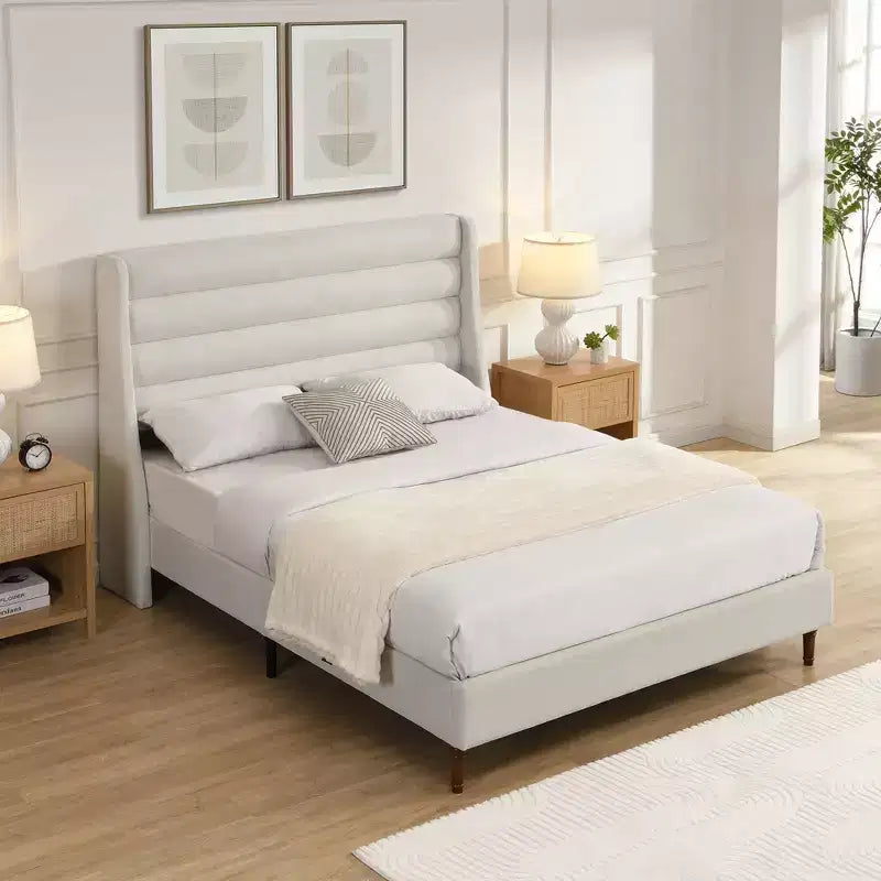 Letto moderno in ciniglia con testiera alta e ondulata