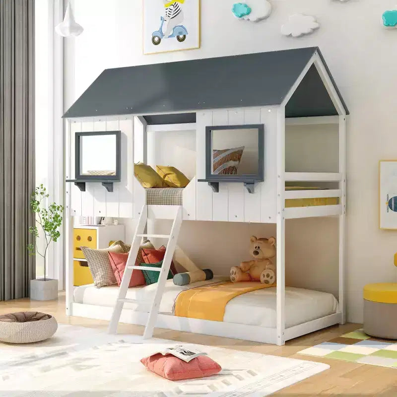 Letto a castello a forma di casetta da una piazza e mezza con tetto e finestra, struttura in legno con ringhiera e scaletta per bambini e ragazzi