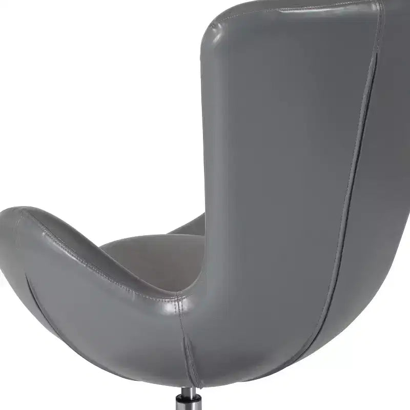 Poltrona lounge a forma di uovo con schienale alto e base girevole in metallo a 360°