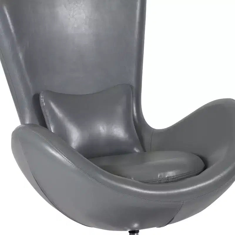 Poltrona lounge a forma di uovo con schienale alto e base girevole in metallo a 360°