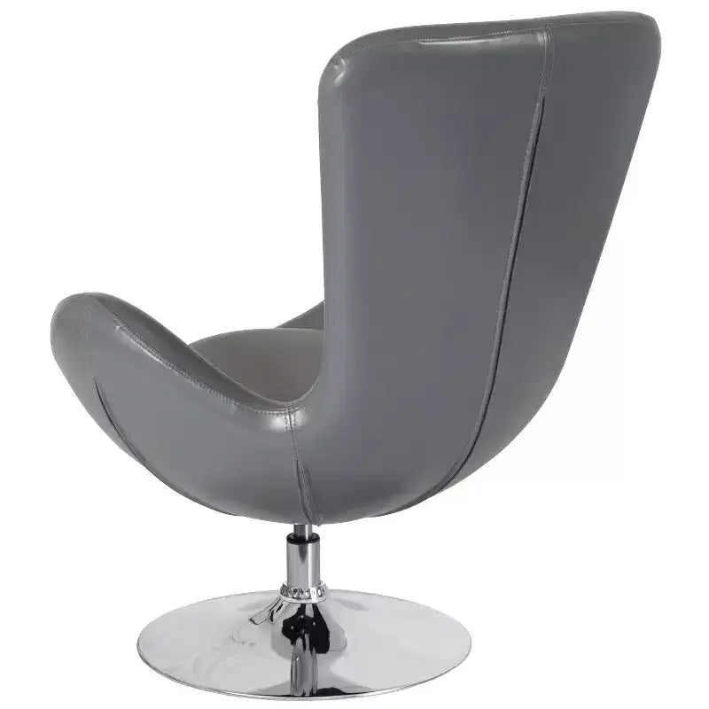 Poltrona lounge a forma di uovo con schienale alto e base girevole in metallo a 360°