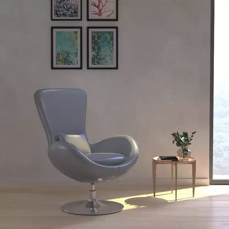 Poltrona lounge a forma di uovo con schienale alto e base girevole in metallo a 360°