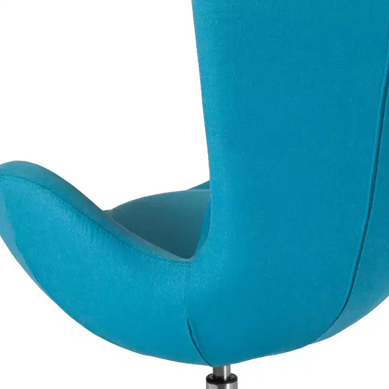 Poltrona lounge a forma di uovo con schienale alto e base girevole in metallo a 360°