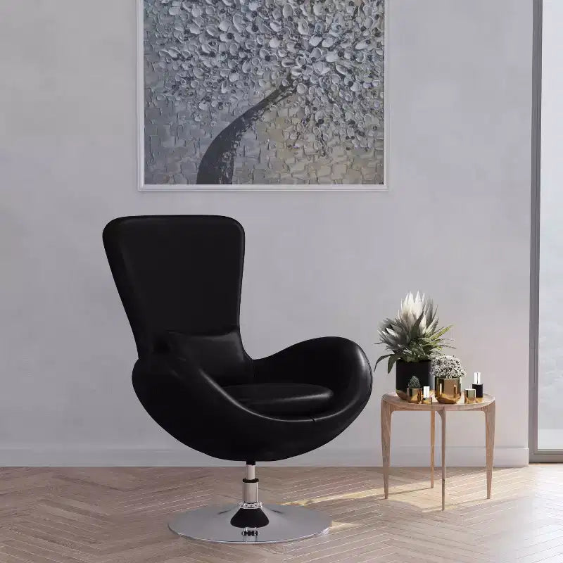 Poltrona lounge a forma di uovo con schienale alto e base girevole in metallo a 360°