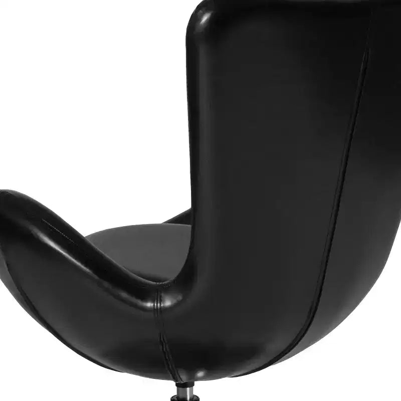 Poltrona lounge a forma di uovo con schienale alto e base girevole in metallo a 360°