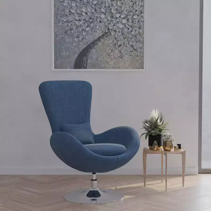 Poltrona lounge a forma di uovo con schienale alto e base girevole in metallo a 360°