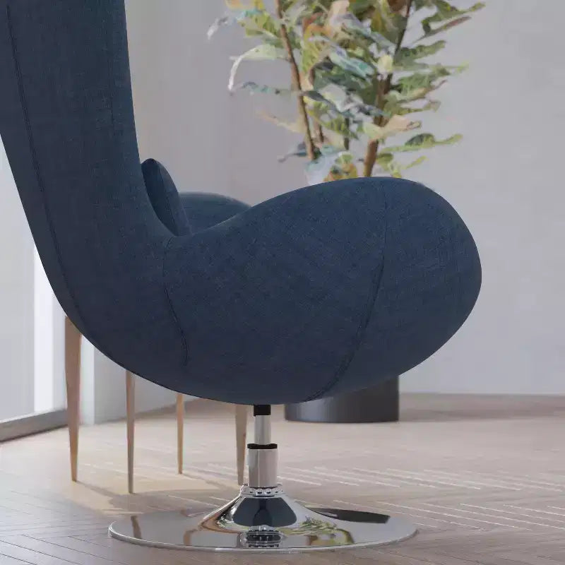 Poltrona lounge a forma di uovo con schienale alto e base girevole in metallo a 360°
