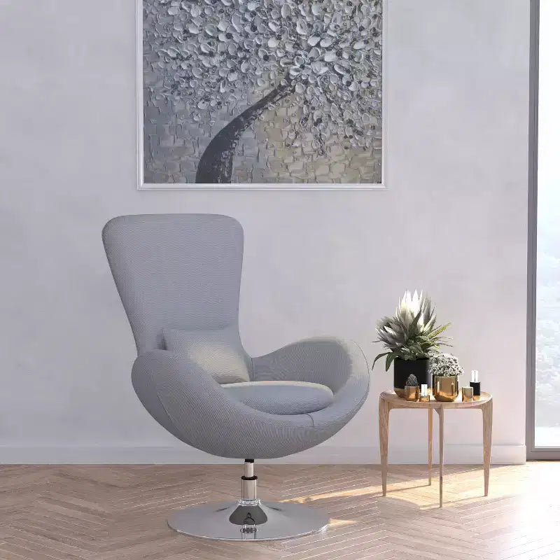 Poltrona lounge a forma di uovo con schienale alto e base girevole in metallo a 360°