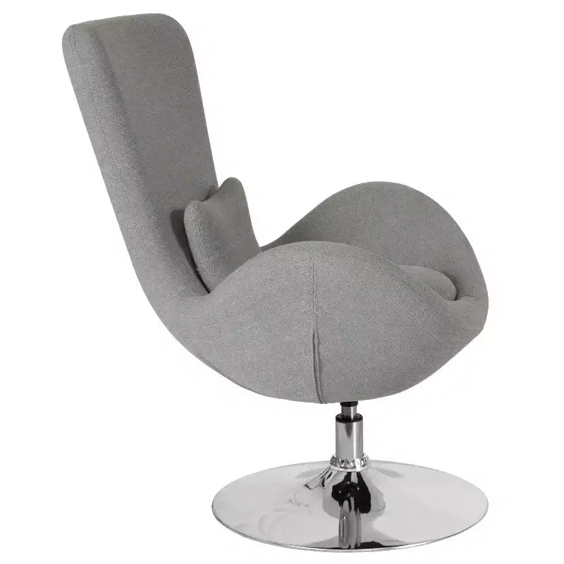 Poltrona lounge a forma di uovo con schienale alto e base girevole in metallo a 360°