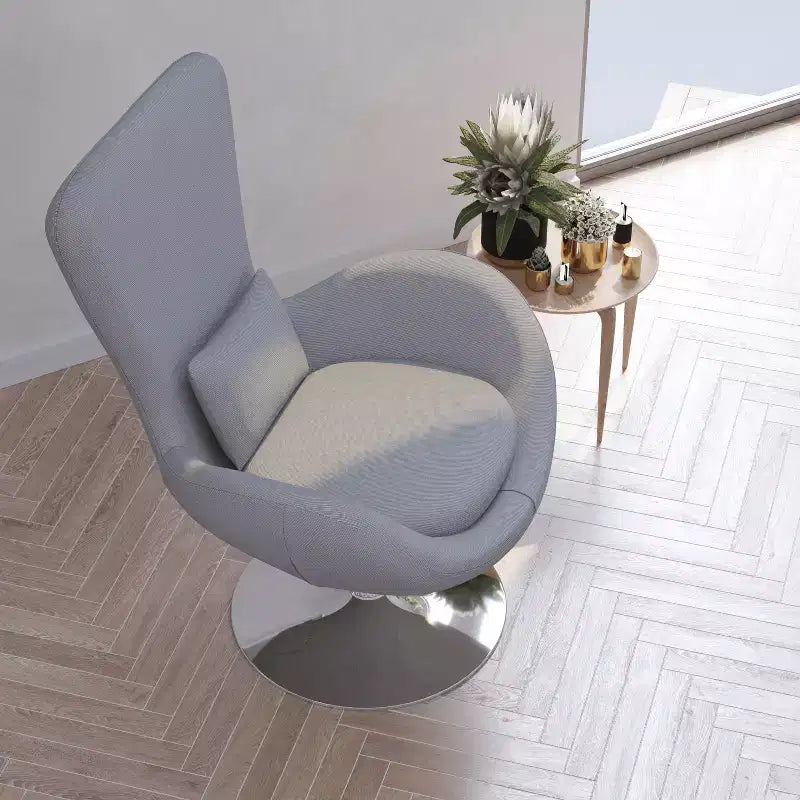 Poltrona lounge a forma di uovo con schienale alto e base girevole in metallo a 360°
