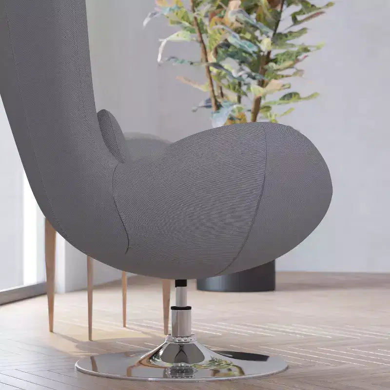 Poltrona lounge a forma di uovo con schienale alto e base girevole in metallo a 360°