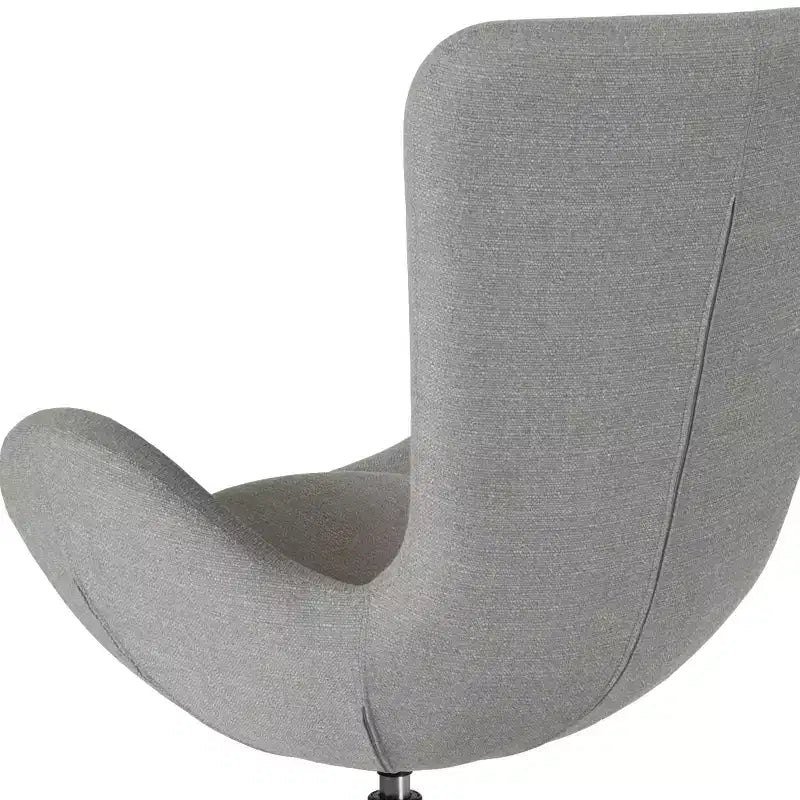 Poltrona lounge a forma di uovo con schienale alto e base girevole in metallo a 360°