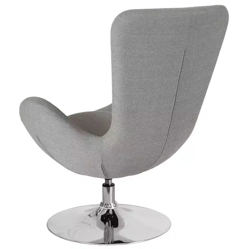 Poltrona lounge a forma di uovo con schienale alto e base girevole in metallo a 360°