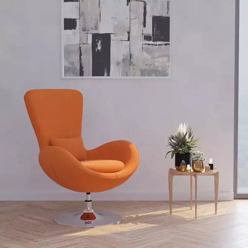Poltrona lounge a forma di uovo con schienale alto e base girevole in metallo a 360°