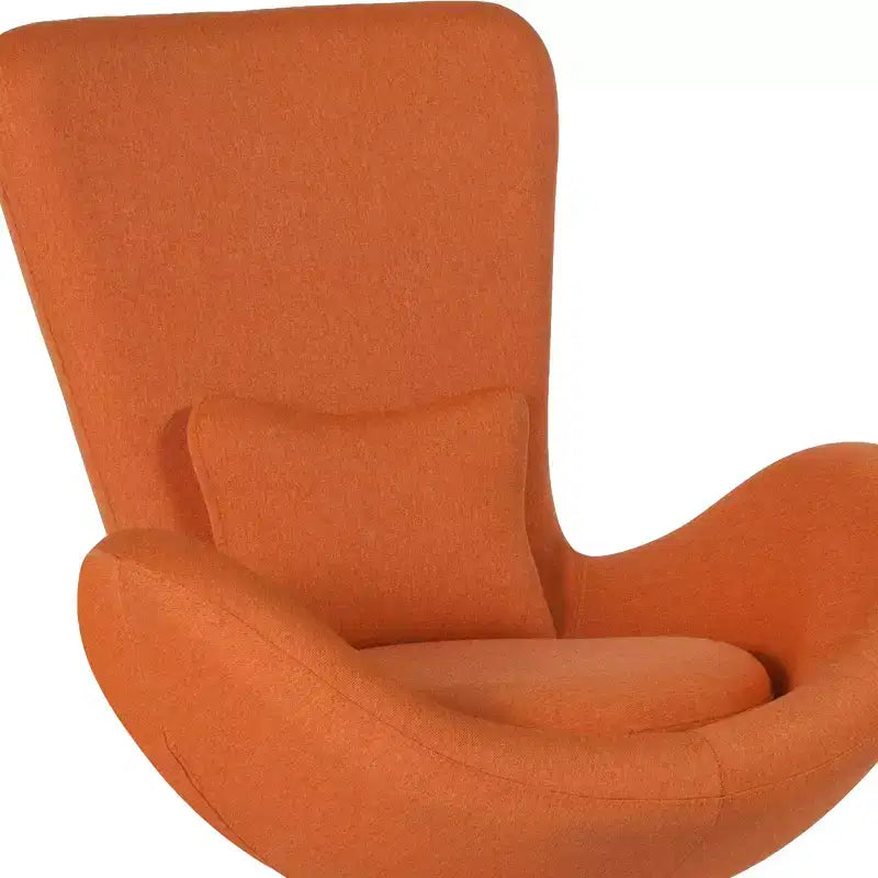 Poltrona lounge a forma di uovo con schienale alto e base girevole in metallo a 360°