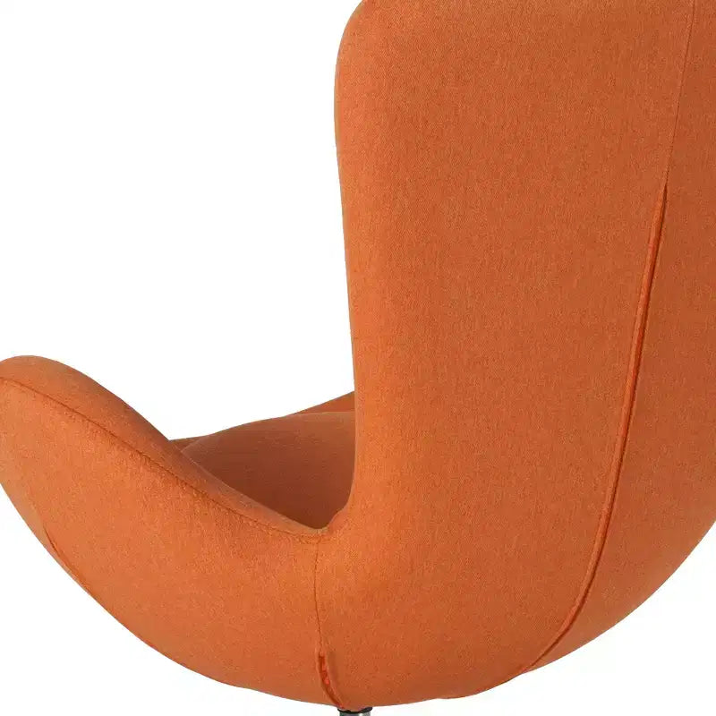 Poltrona lounge a forma di uovo con schienale alto e base girevole in metallo a 360°