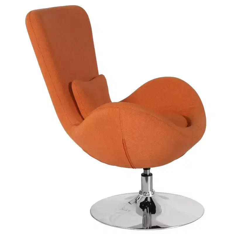 Poltrona lounge a forma di uovo con schienale alto e base girevole in metallo a 360°