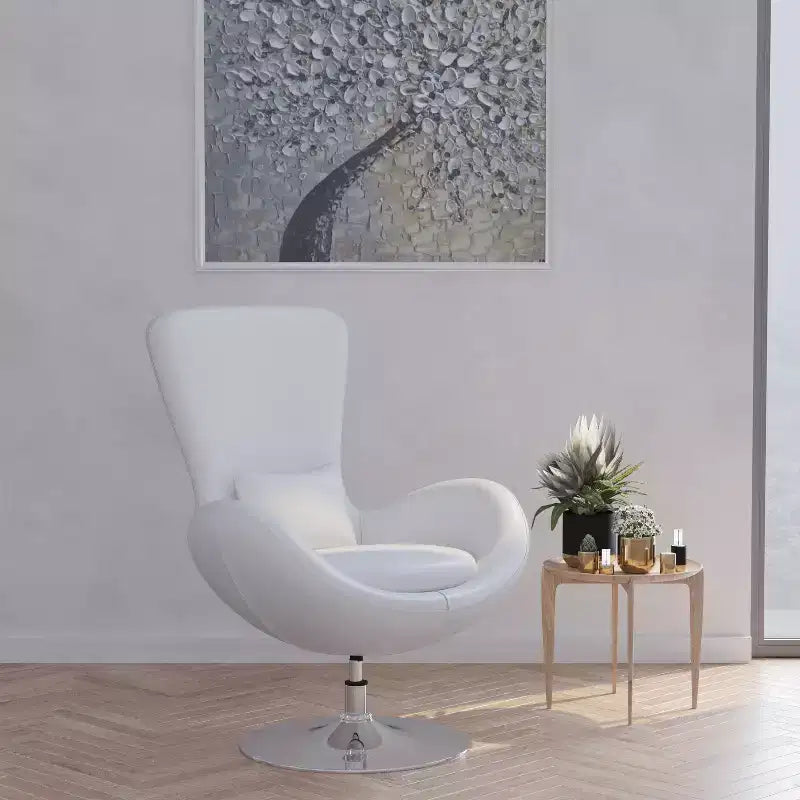 Poltrona lounge a forma di uovo con schienale alto e base girevole in metallo a 360°